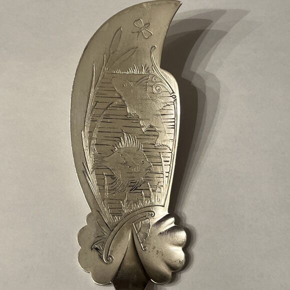 ANTIQUE 1879 REED & BARTON SILVERPLATE FISH SERVER! ORNATE! 11.5” - Picture 4 of 12